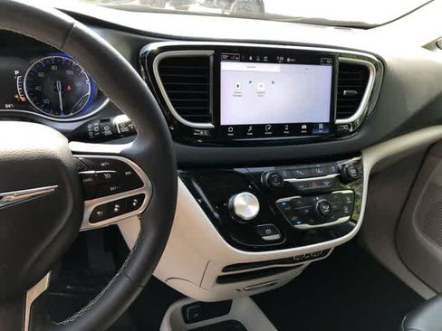 Certified 2024 Chrysler Pacifica Touring-L FWD image 15
