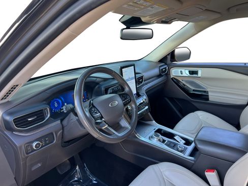 Used 2022 Ford Explorer Platinum w/ Equipment Group 601A image 9
