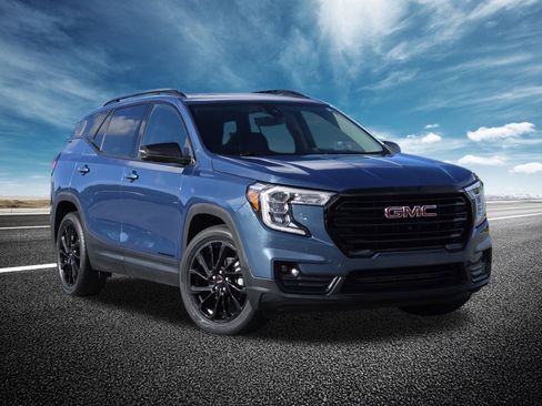 Used 2024 GMC Terrain SLT w/ Tech Package FWD image 2