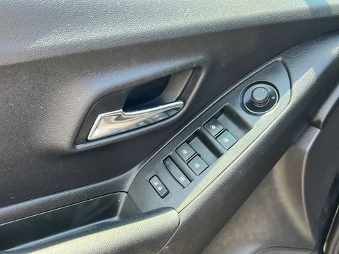 Used 2018 Chevrolet Trax LT w/ LT Convenience Package FWD image 13