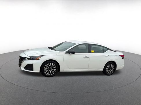 Used 2025 Nissan Altima 2.5 SV FWD image 8
