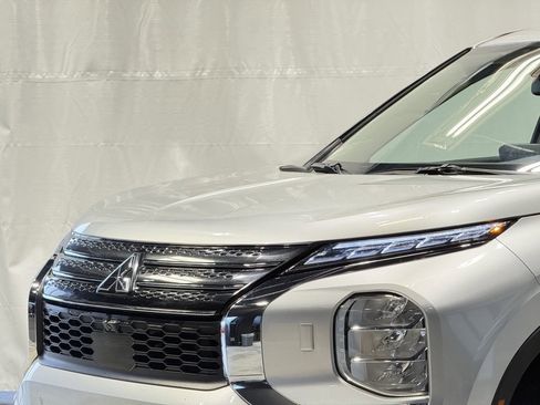 Used 2024 Mitsubishi Outlander SE image 4