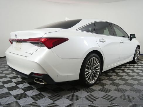 Used 2019 Toyota Avalon Limited image 3