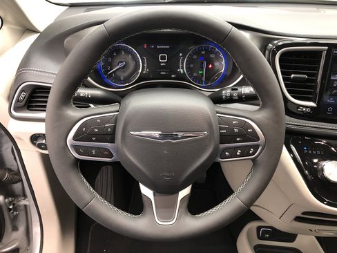 Certified 2024 Chrysler Pacifica Touring-L image 22