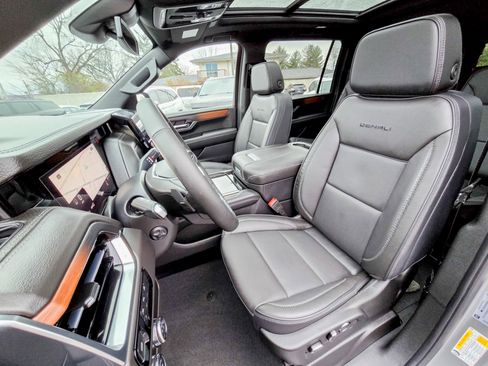 Used 2025 GMC Yukon XL Denali w/ Sun & Power Step Package image 32