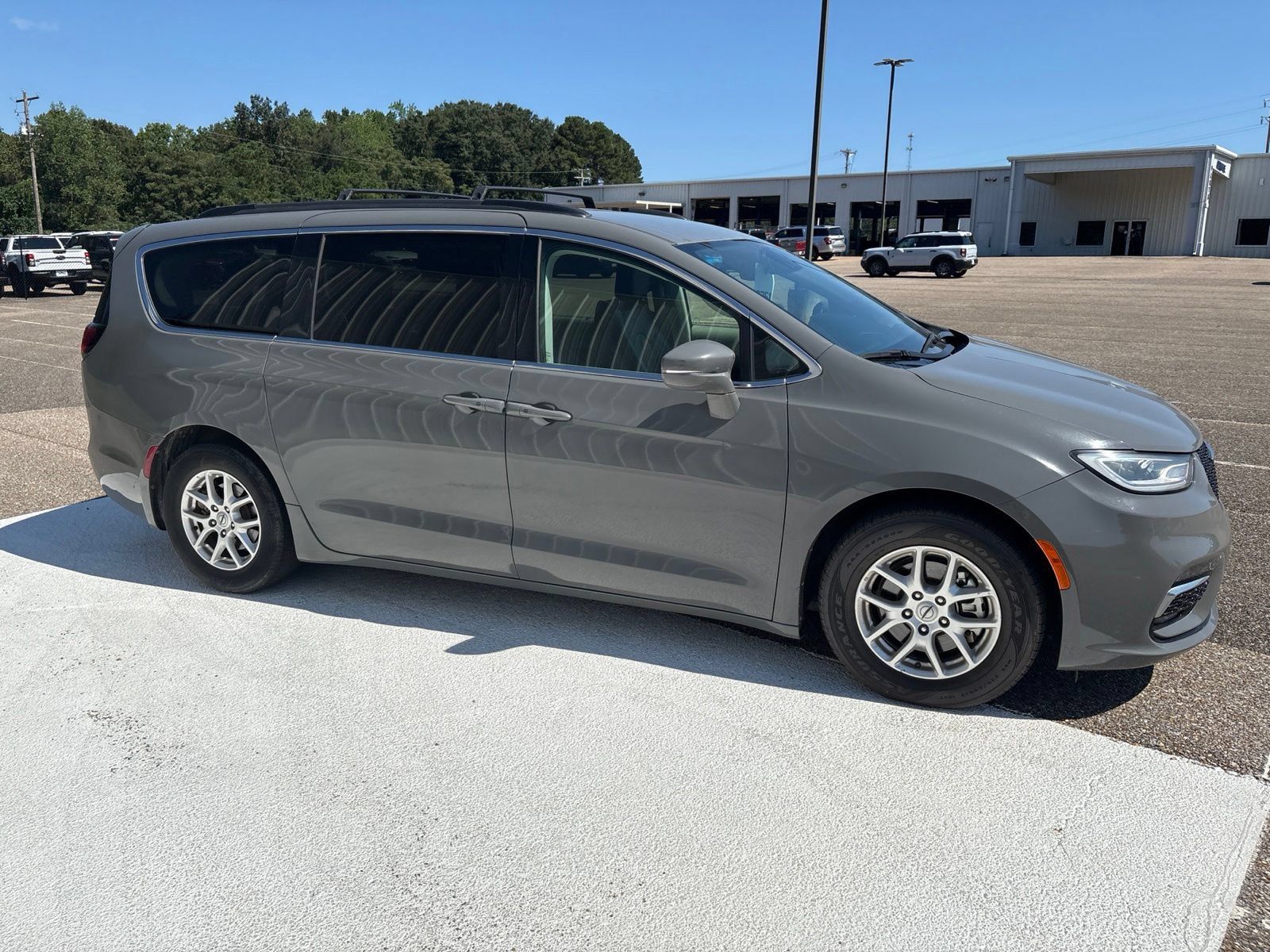 Used 2022 Chrysler Pacifica Touring-L FWD image 3