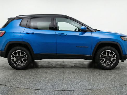 Used 2025 Jeep Compass Trailhawk AWD/4WD image 11