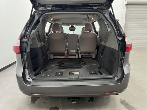 Used 2019 Toyota Sienna XLE image 17