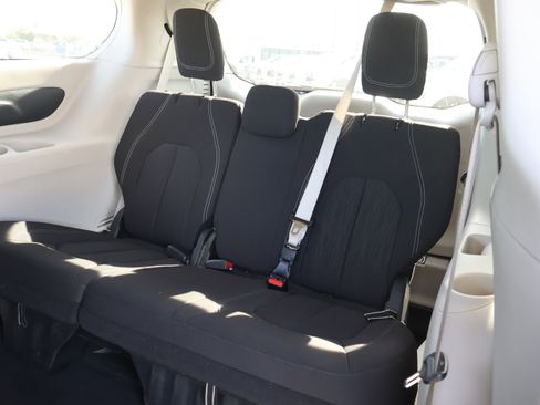 Used 2024 Chrysler Voyager LX image 32