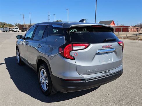 Used 2024 GMC Terrain SLE image 3
