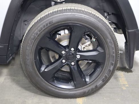 Used 2023 Jeep Grand Cherokee Altitude AWD/4WD image 37