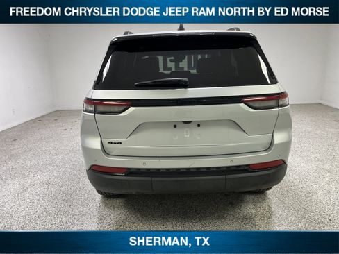 Used 2025 Jeep Grand Cherokee Altitude image 5