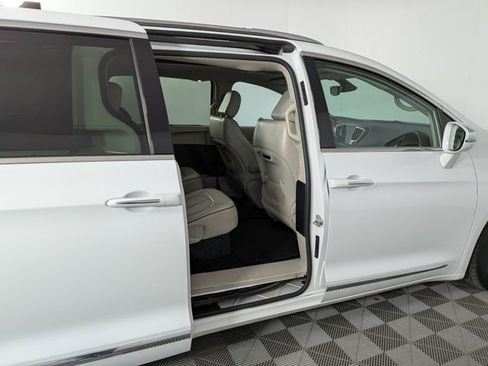 Used 2019 Chrysler Pacifica Limited image 37