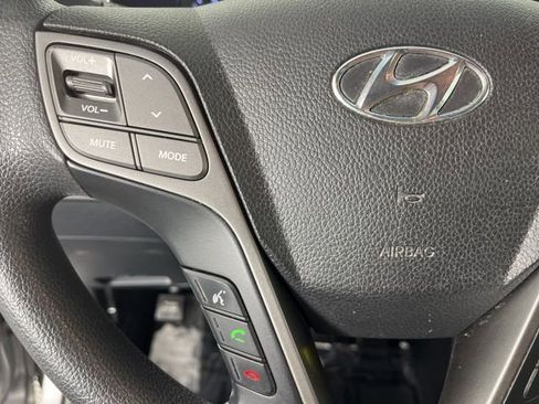 Used 2018 Hyundai Santa Fe SE image 9