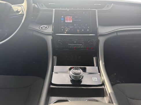 New 2025 Jeep Grand Cherokee Laredo w/ Luxury Tech Group I image 11