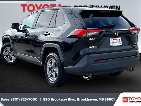 Used 2022 Toyota RAV4 XLE w/ Convenience Package AWD/4WD image 2