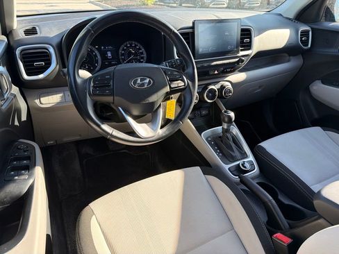 Used 2022 Hyundai Venue SEL FWD image 10