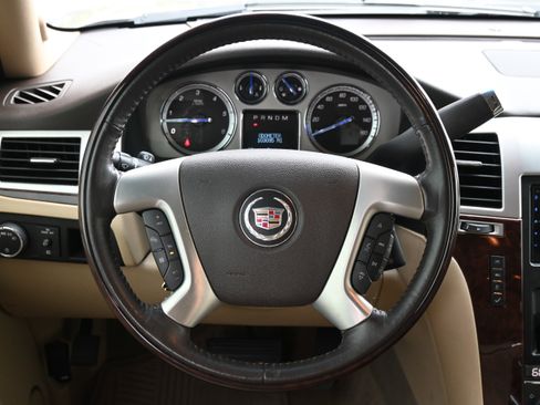 Used 2013 Cadillac Escalade Premium AWD/4WD image 6