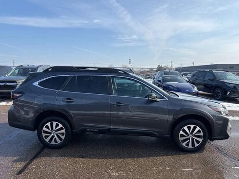 Used 2023 Subaru Outback Premium image 9