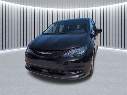 Certified 2023 Chrysler Voyager LX FWD image 3