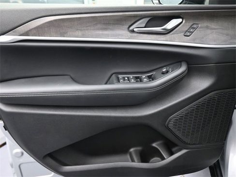 New 2025 Jeep Grand Cherokee Limited image 40