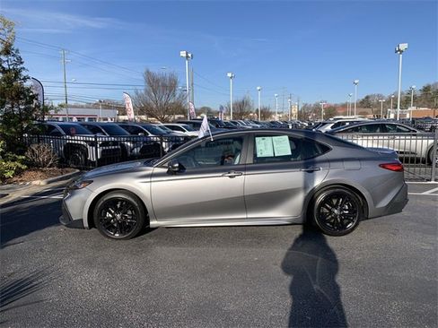 Used 2025 Toyota Camry SE image 5