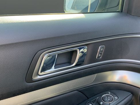 Used 2018 Ford Explorer XLT w/ Equipment Group 201A AWD/4WD image 30