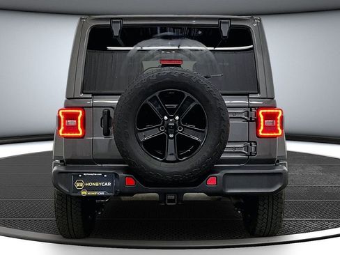 Used 2021 Jeep Wrangler Unlimited Sahara AWD/4WD image 5