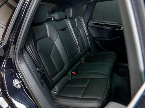 Certified 2025 Porsche Macan AWD/4WD image 40