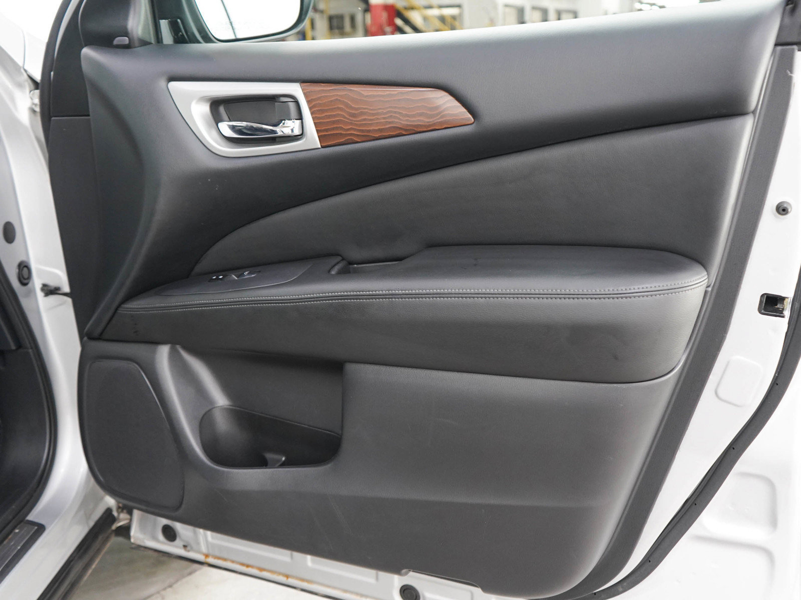 Used 2018 Nissan Pathfinder Platinum w/ Cargo Package AWD/4WD image 9