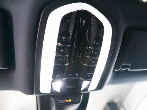 Certified 2020 Porsche Macan AWD/4WD image 28
