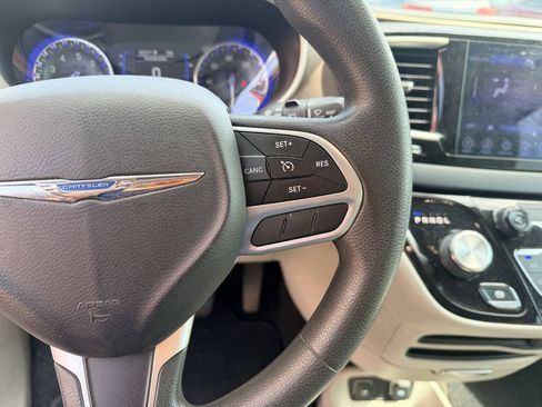 Used 2017 Chrysler Pacifica Touring FWD image 16