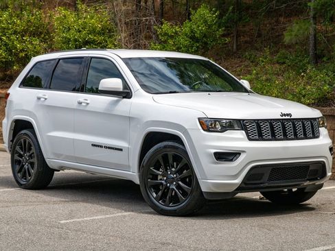 Used 2020 Jeep Grand Cherokee Altitude RWD image 3