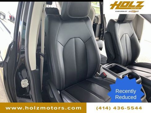 Used 2024 Chrysler Pacifica Touring-L image 23