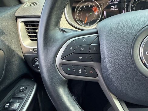 Used 2019 Jeep Cherokee Latitude Plus w/ Cold Weather Group AWD/4WD image 23