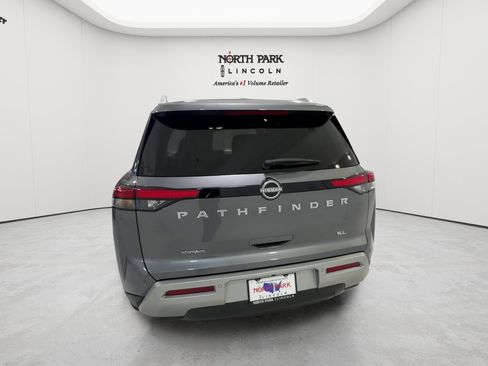 Used 2025 Nissan Pathfinder SL FWD image 4