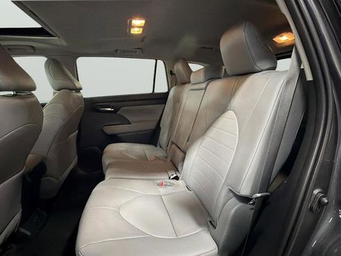 Used 2025 Toyota Highlander XLE AWD/4WD image 25