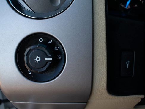 Used 2017 Ford Expedition XLT image 17