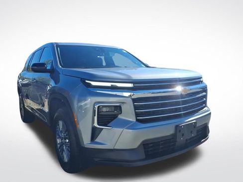 Used 2025 Chevrolet Traverse LT image 3