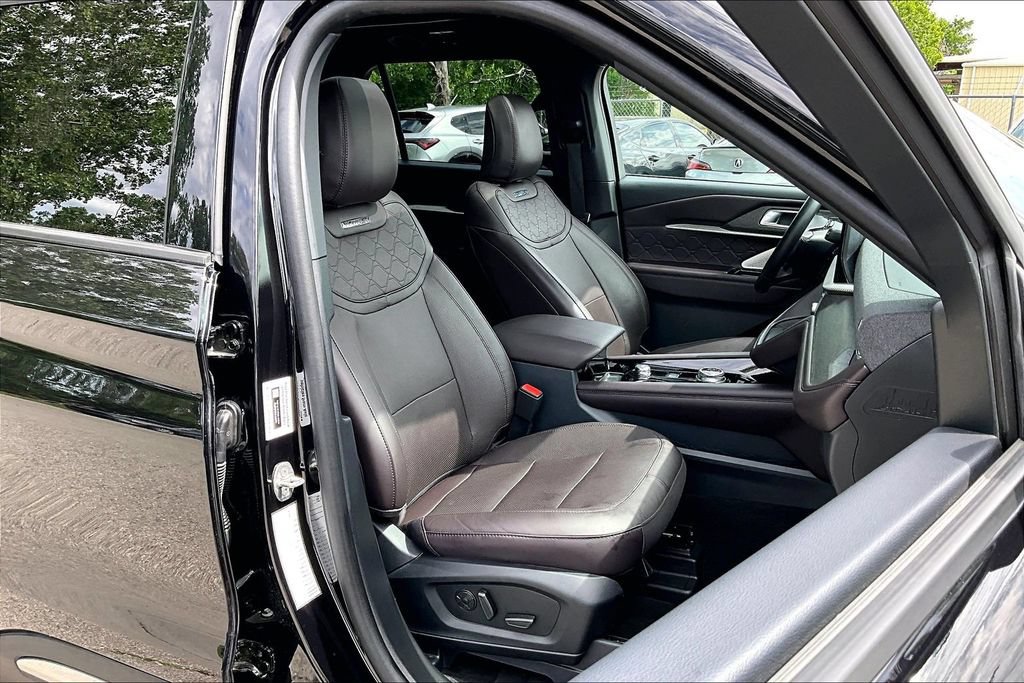 Used 2025 Ford Explorer Platinum w/ LUX Leather Package AWD/4WD image 9