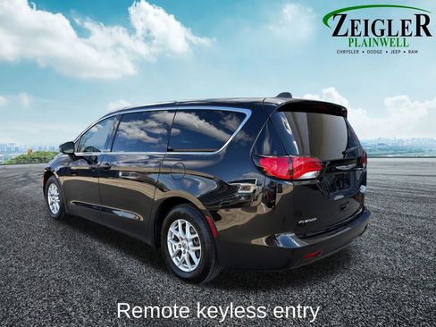 Used 2022 Chrysler Voyager LX FWD image 4