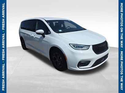 Used 2023 Chrysler Pacifica Touring-L w/ Uconnect Theater Family Group