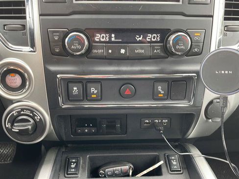 Used 2019 Nissan Titan SV AWD/4WD image 10
