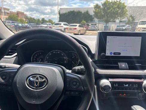 Used 2025 Toyota RAV4 XLE FWD image 10
