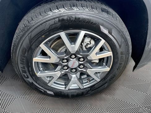 Used 2023 GMC Acadia SLT image 34