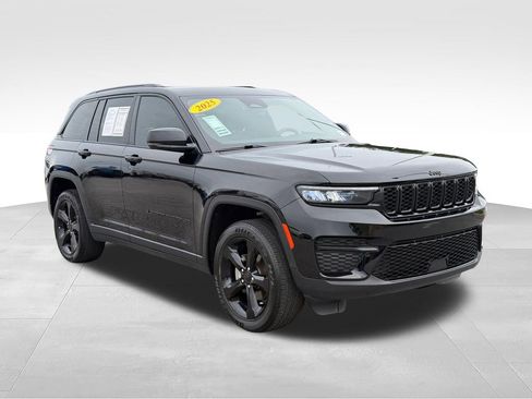 Used 2025 Jeep Grand Cherokee Altitude AWD/4WD image 27