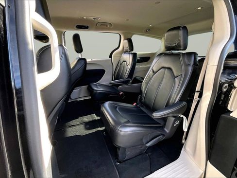 Certified 2024 Chrysler Pacifica Touring-L image 21