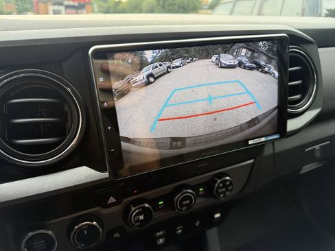 Used 2018 Toyota Tacoma TRD Sport AWD/4WD image 21