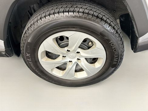 Used 2022 Toyota RAV4 LE AWD/4WD image 11