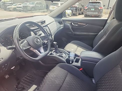 Used 2018 Nissan Rogue SV image 16